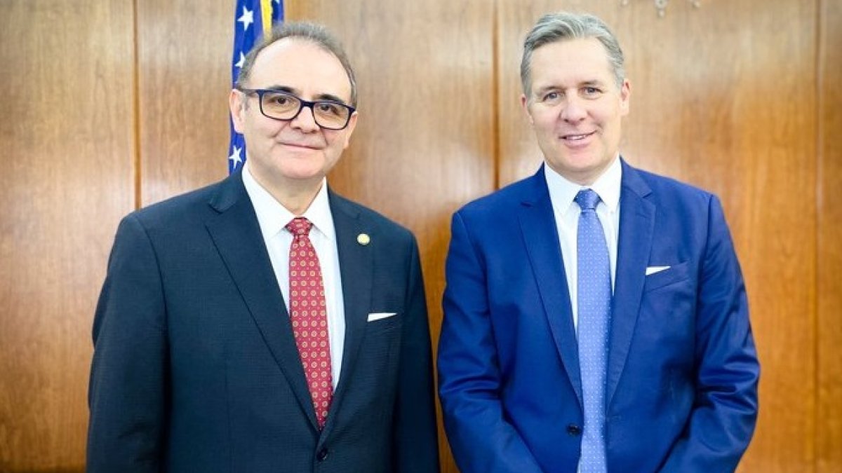 Cristian Espinosa, embajador de Ecuador en Estados Unidos, y Thomas E. Lersten, funcionario de alto rango de la Oficina del Subsecretario de Crecimiento Económico, Energía y Medio Ambiente.