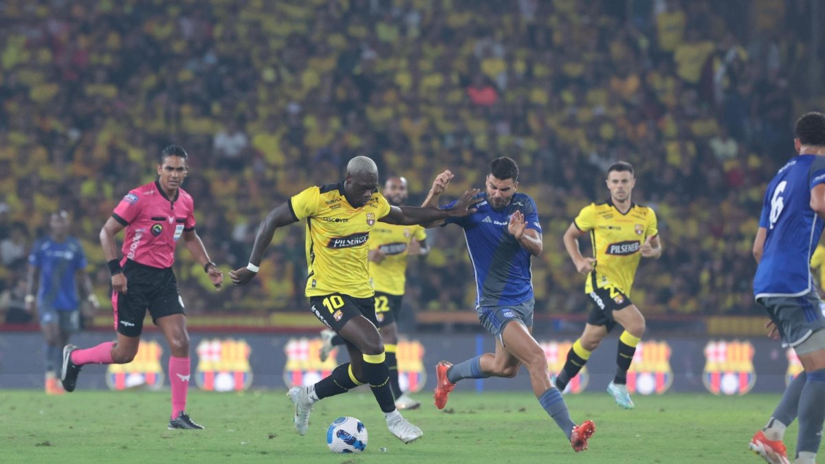 Felipe Caicedo enfrenta a Emelec en un Clásico del Astillero disputado en 2025.