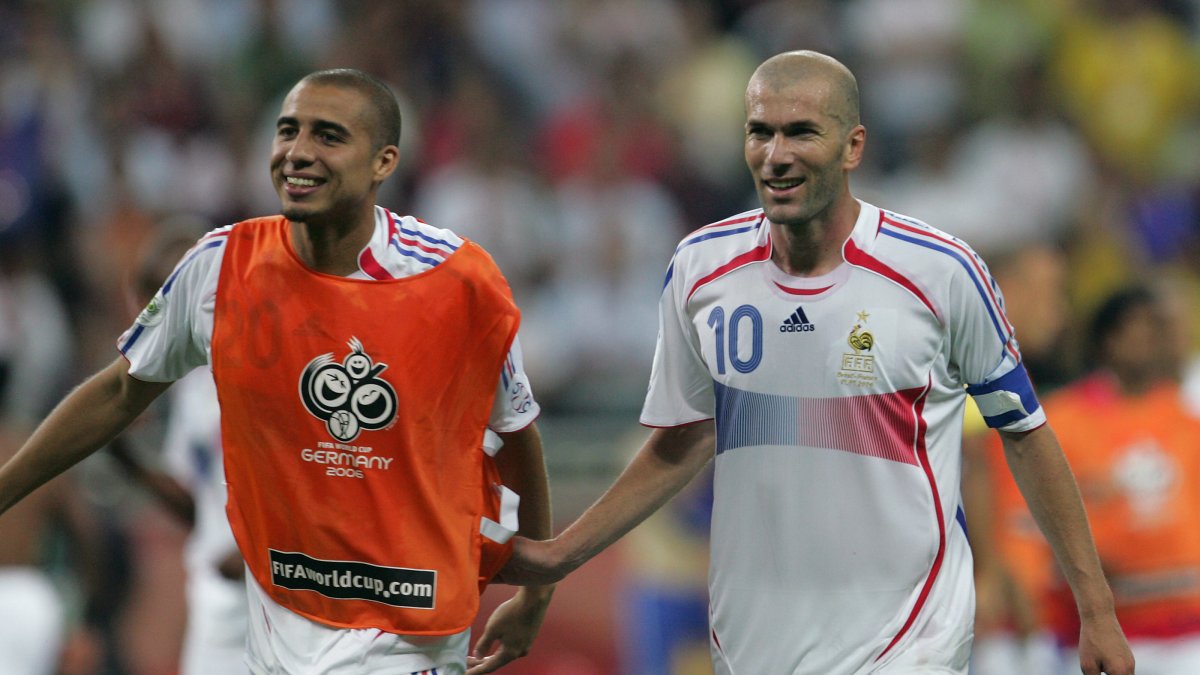 David Trezeguet (i) junto al legendario Zinedine Zidane, defendiendo la camiseta de la selección de Francia.