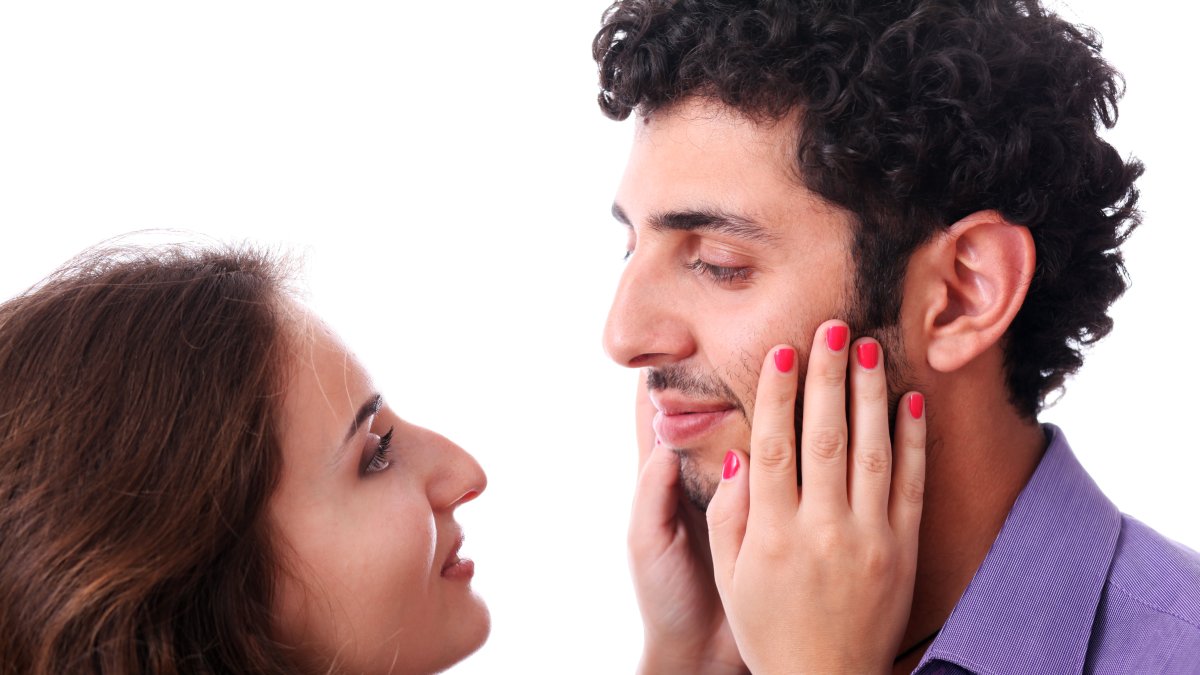 ¿Cómo procesan los hombres los piropos? Exploramos el impacto de los halagos en su autoestima, confianza y validación emocional.