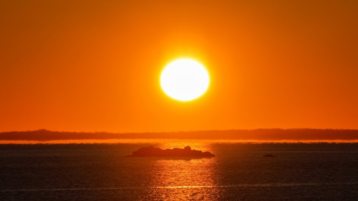 Bajo el sol pesas más que en la sombra o de noche, la ciencia lo explica.