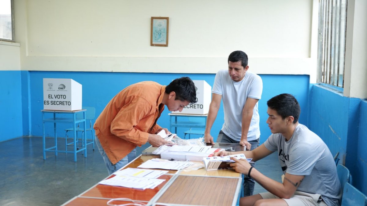 Los miembros de la mesa receptora del voto verificarán que los documentos sean originales y se encuentren en el padrón electoral.