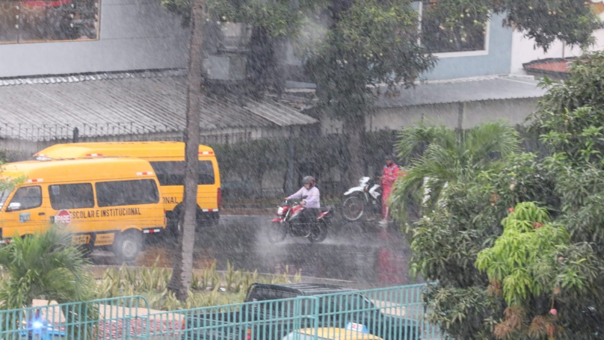 En zona del centro y del norte la lluvia ha empezado ha intensificarse. En otros puntos, en cambio, ha bajado la intensidad.