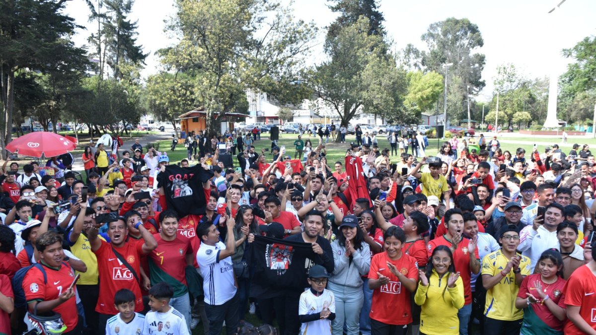 Los seguidores de Cristiano Ronaldo llegaron con camisetas y carteles.