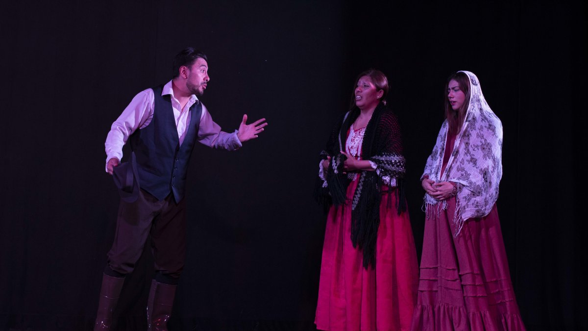 La obra de teatro-danza cuenta con un elenco de 18 artistas sobre el escenario.