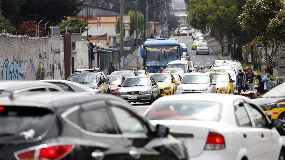 La medida rige en la capital de lunes a viernes en la mañana y tarde.