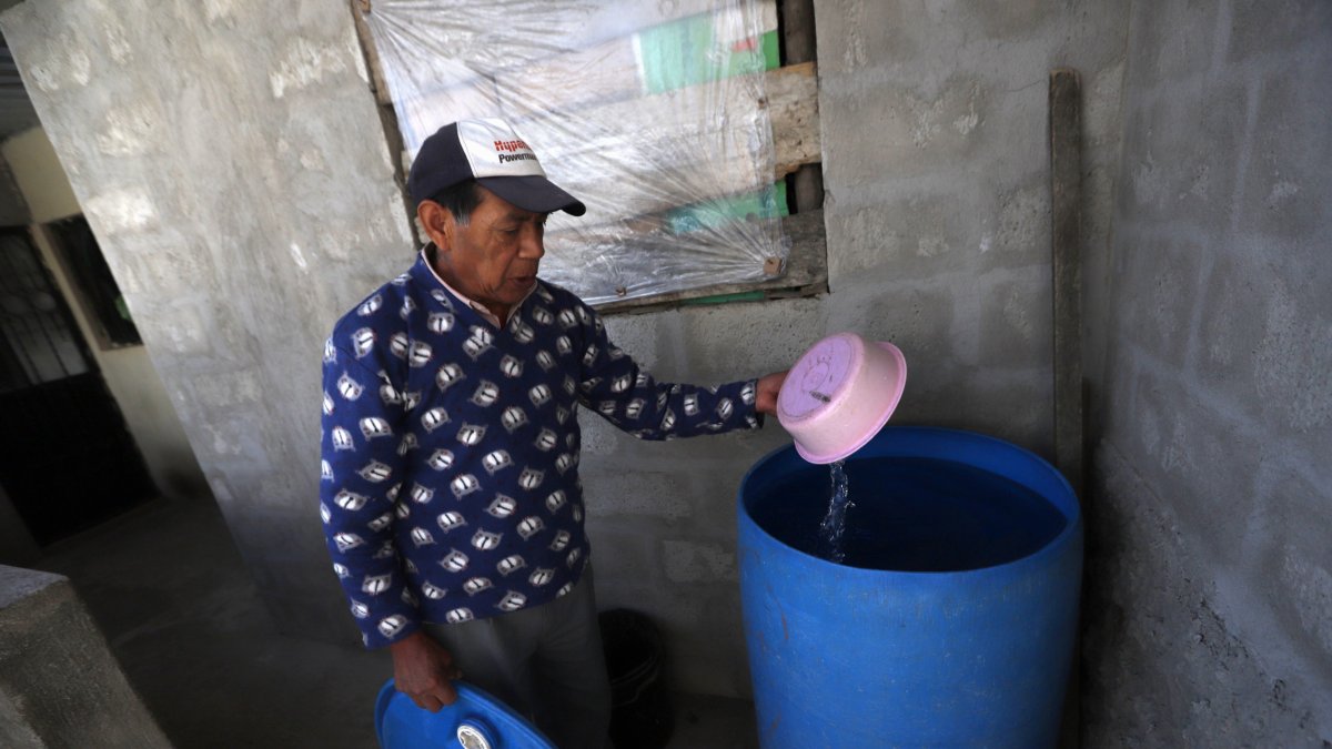 Debido a la intermitencia del servicio de agua, los moradores del barrio tienen contenedores en sus viviendas para recoger el agua.