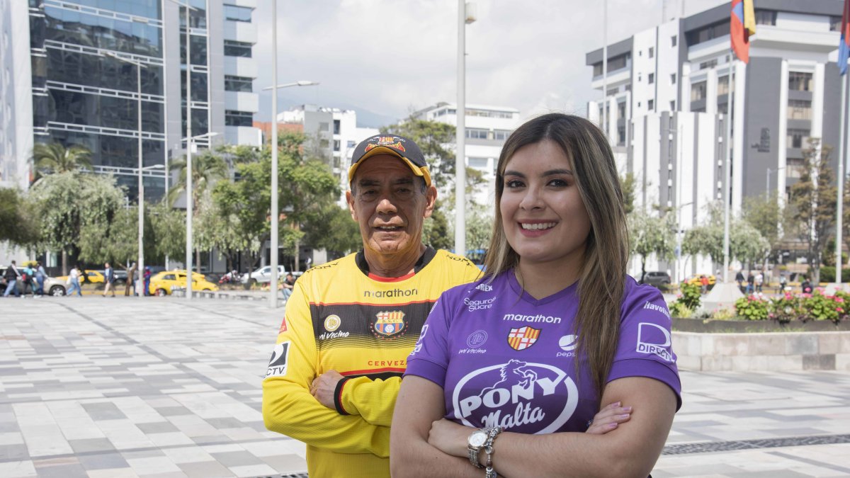 Carolina y Leonel, padre e hija, unidos por su afición a Barcelona esperan la Noche Amarilla de este jueves 6 de febrero en Quito.