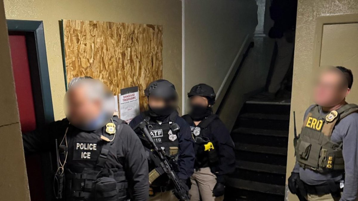 Agentes de varias dependencias del cumplimiento de la ley durante una operación migratoria realizada en Aurora, Colorado (Estados Unidos).