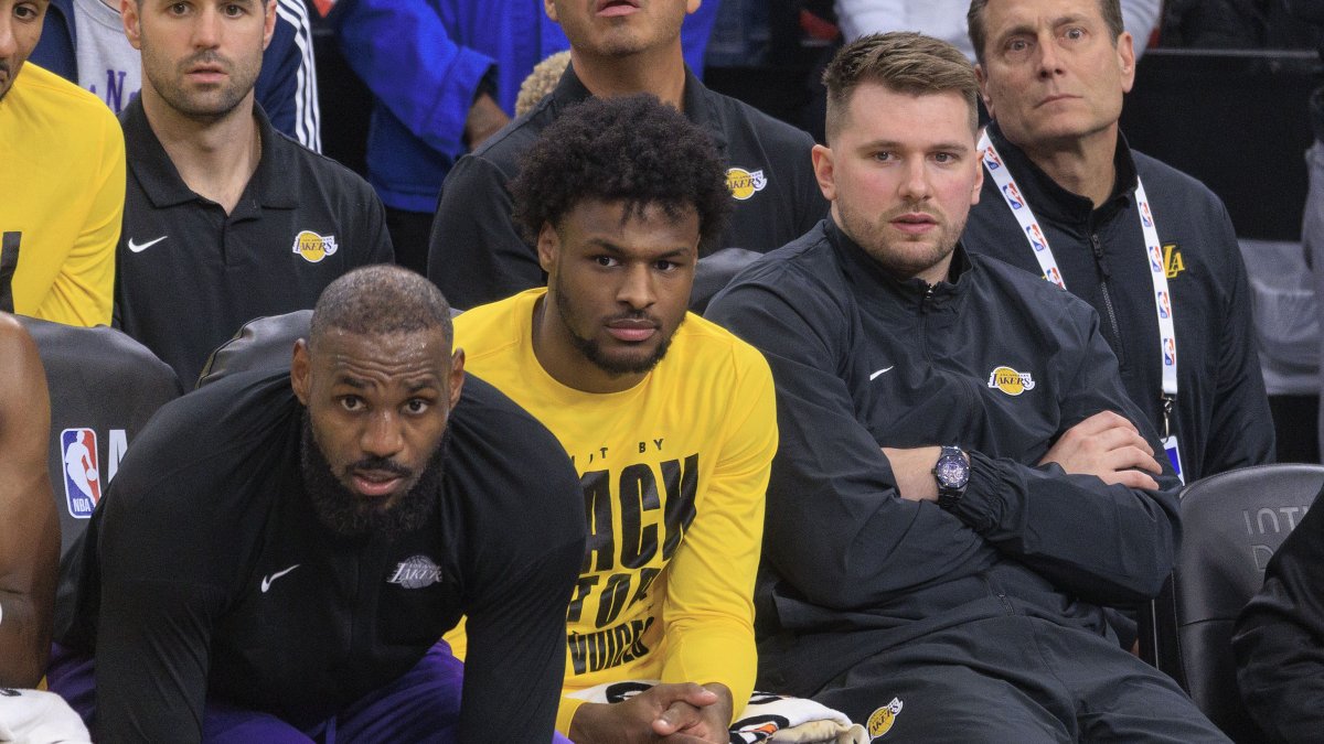 LeBron James (i) y Luka Doncic (d) y estuvieron juntos en el banquillo de Los Lakers.