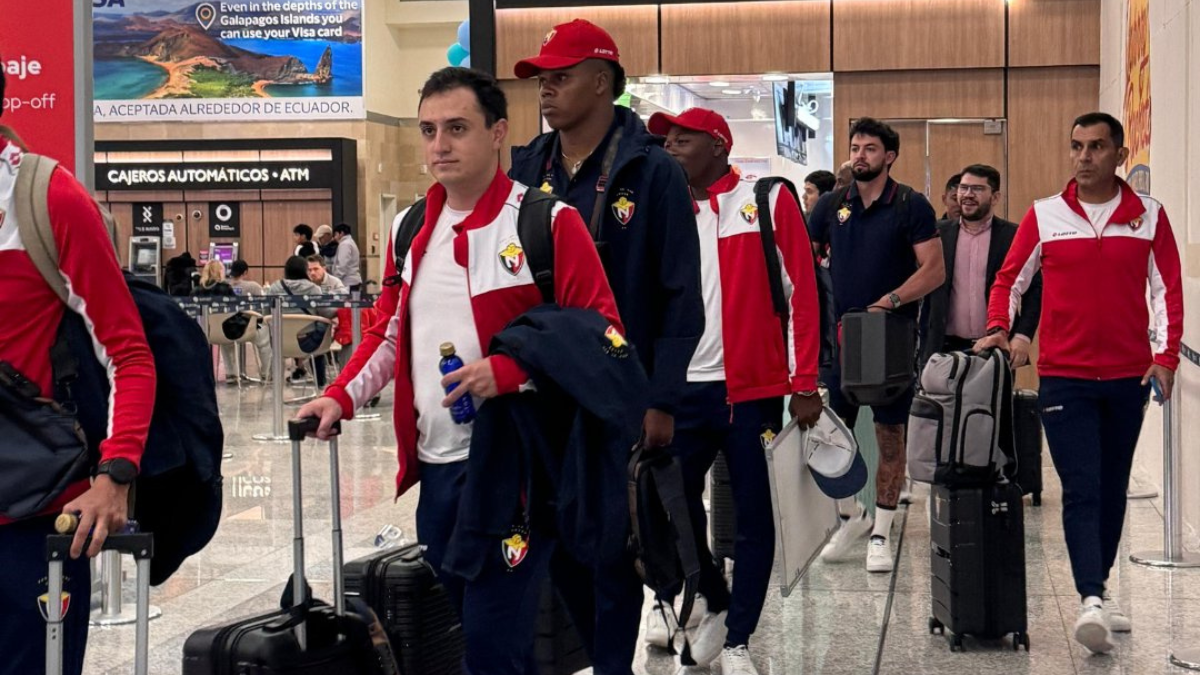 Los jugadores de El Nacional llegan a Bolivia para su debut en la Copa Libertadores 2025 contra Blooming.