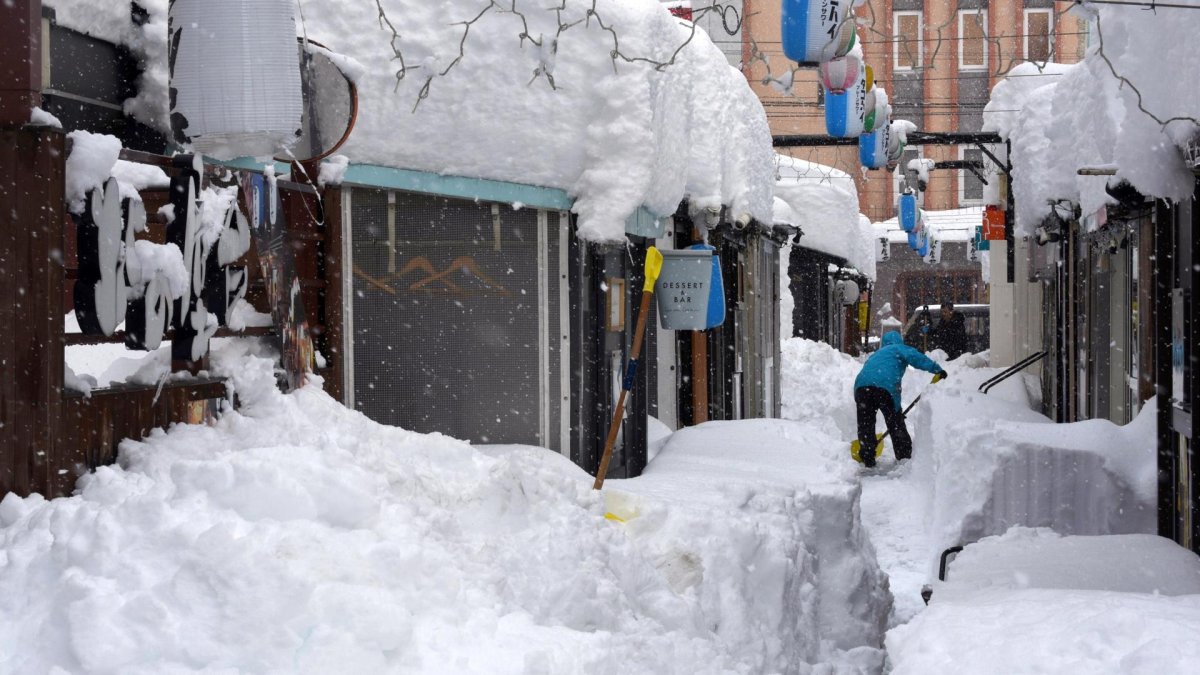 Una persona retira nieve de una calle después de una fuerte nevada en Obihiro, norte de Japón.
