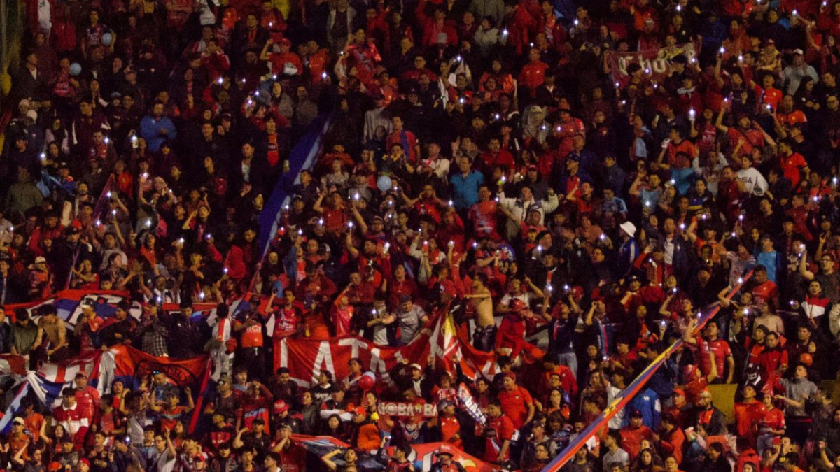 La pasión de la hinchada de El Nacional se desborda mientras el equipo se prepara para su debut en la Copa Libertadores 2025.