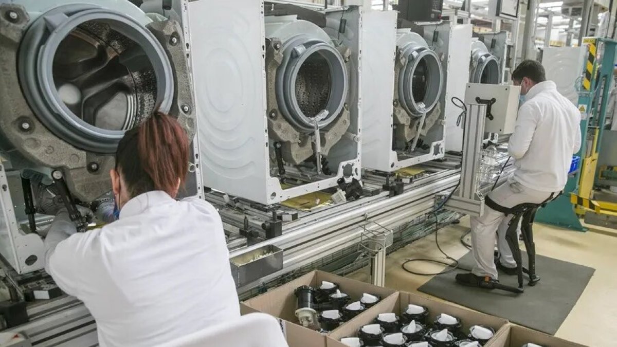 Trabajadores en una empresa de insumos de España.