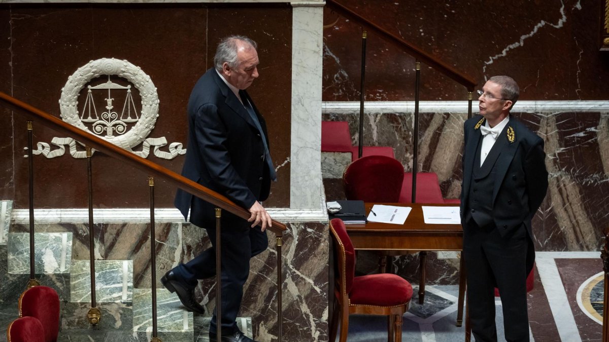 El primer ministro Francois Bayrou, abandona el podio tras pronunciar un discurso durante una sesión de moción de censura contra el gobierno en la Asamblea Nacional en París, el 5 de febrero de 2025.