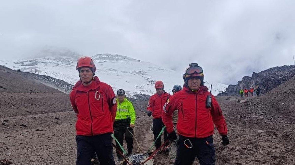 Bomberos expertos en alta montaña rescataron el cuerpo sin vida del extranjero.