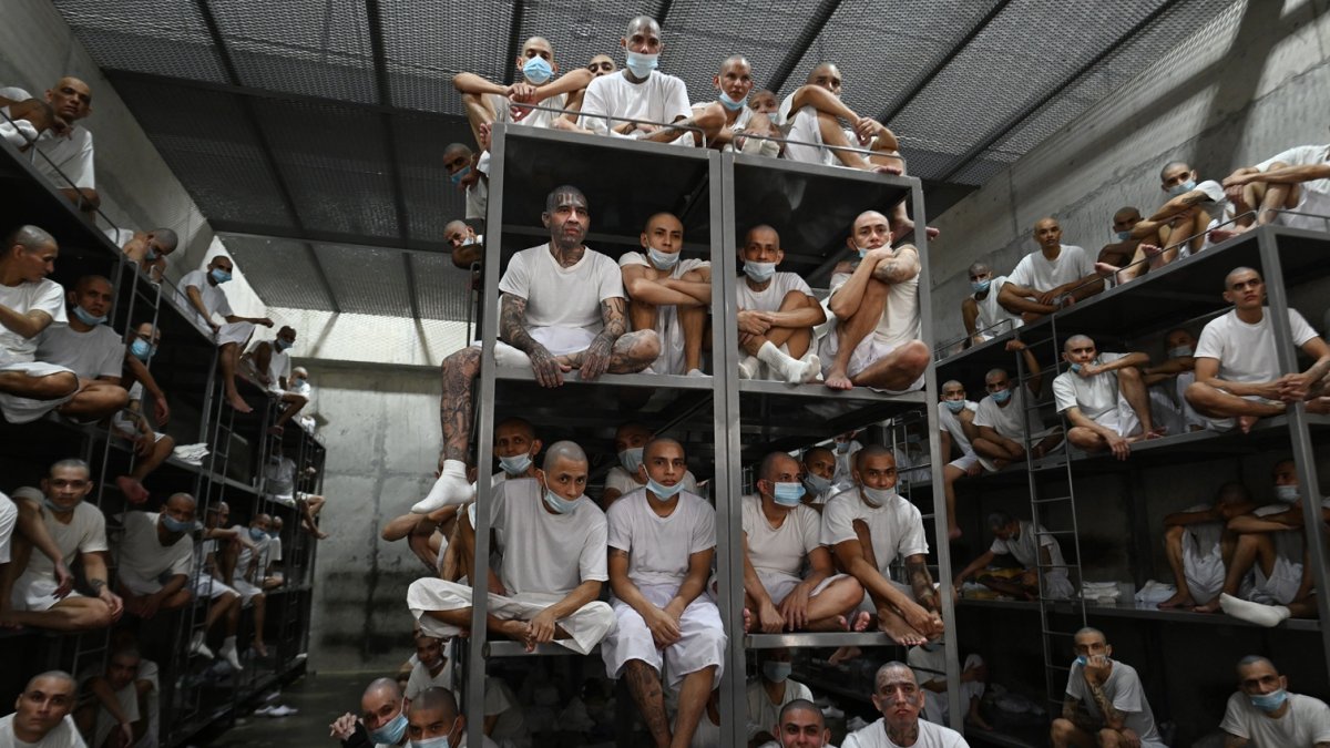 Varios reclusos permanecen en una celda de la mega prisión del Centro de Internamiento Antiterrorista (CECOT).