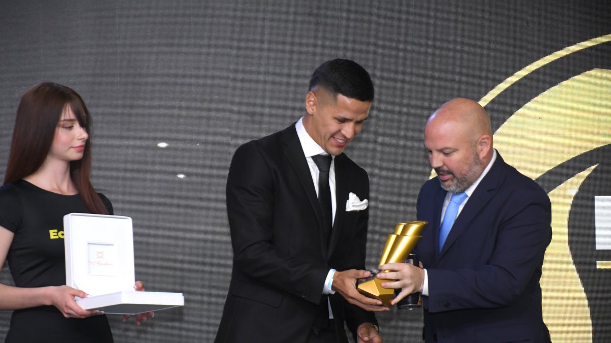 El delantero paraguayo Álex Arce, goleador de Liga de Quito, fue designado como el mejor jugador de la LigaPro de 2024. El Toro recibió un anillo y un trofeo.