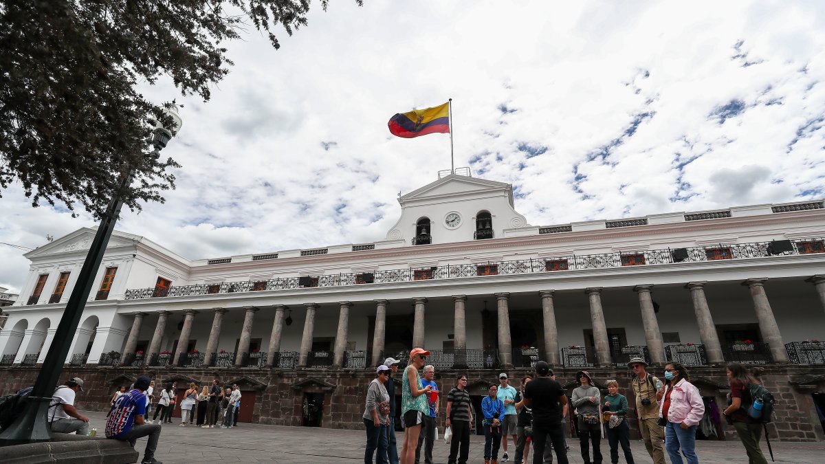 Fotografía de archivo de Ciudadanos ecuatorianos caminando a las afueras del Palacio de Gobierno en Quito (Ecuador).