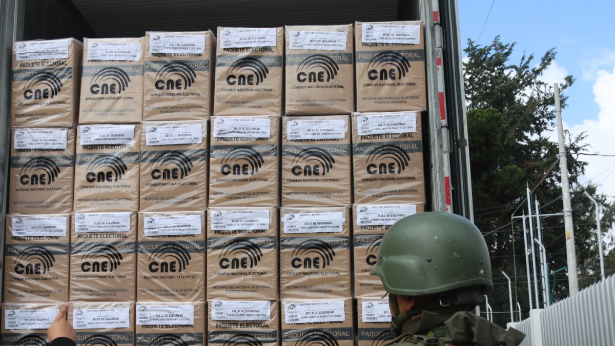 El material electoral llego bajo resguardo militar.