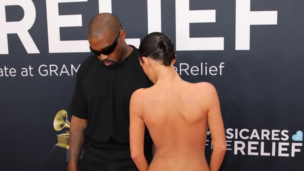 Kanye West y Bianca Censori en la alfombra de los Grammys.