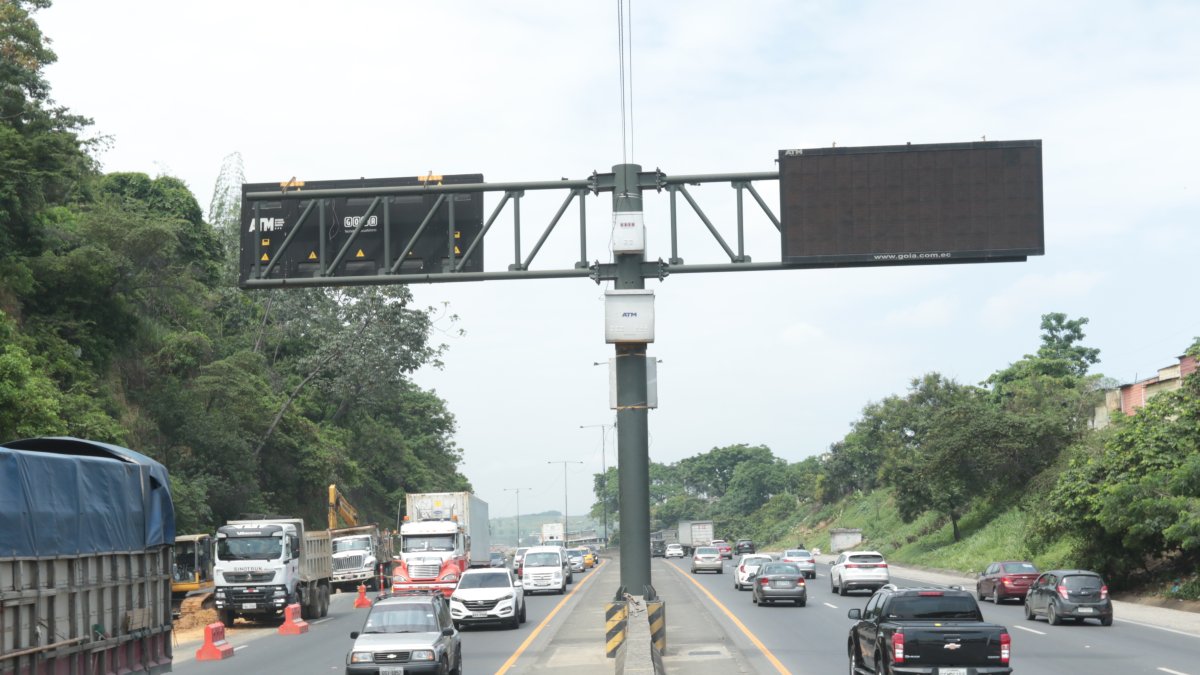 En avenidas como Perimetral se encuentran los paneles.