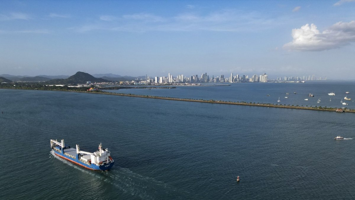 En esta vista aérea, un carguero ingresa al Canal de Panamá por el lado del Océano Pacífico en la Ciudad de Panamá el 4 de febrero de 2025.