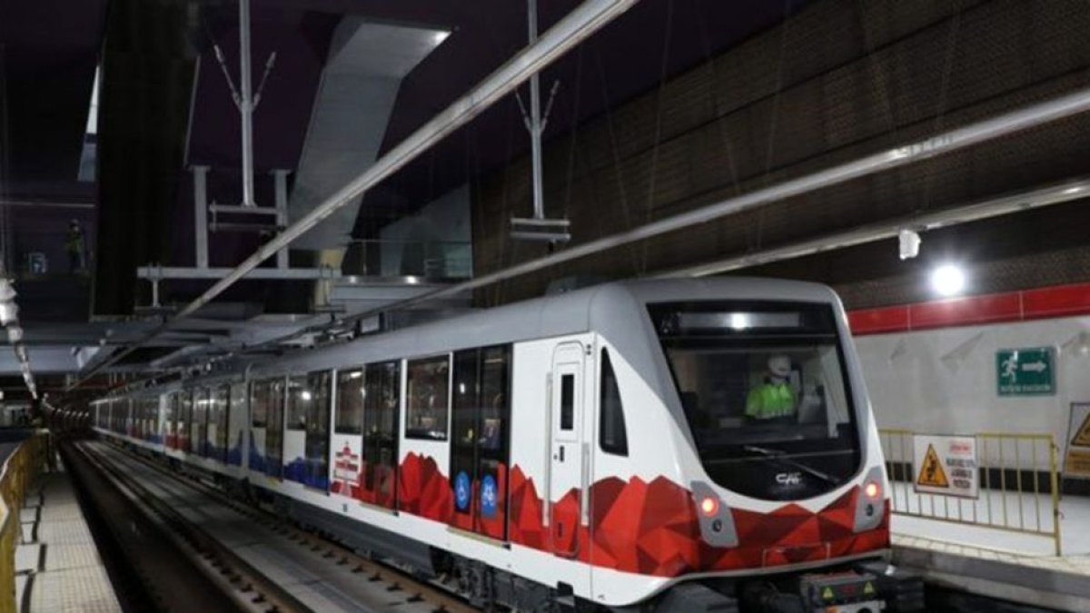 Según el concejal, Andrés Campaña, se habrían detectado dos fisuras en el carril del Metro de Quito.