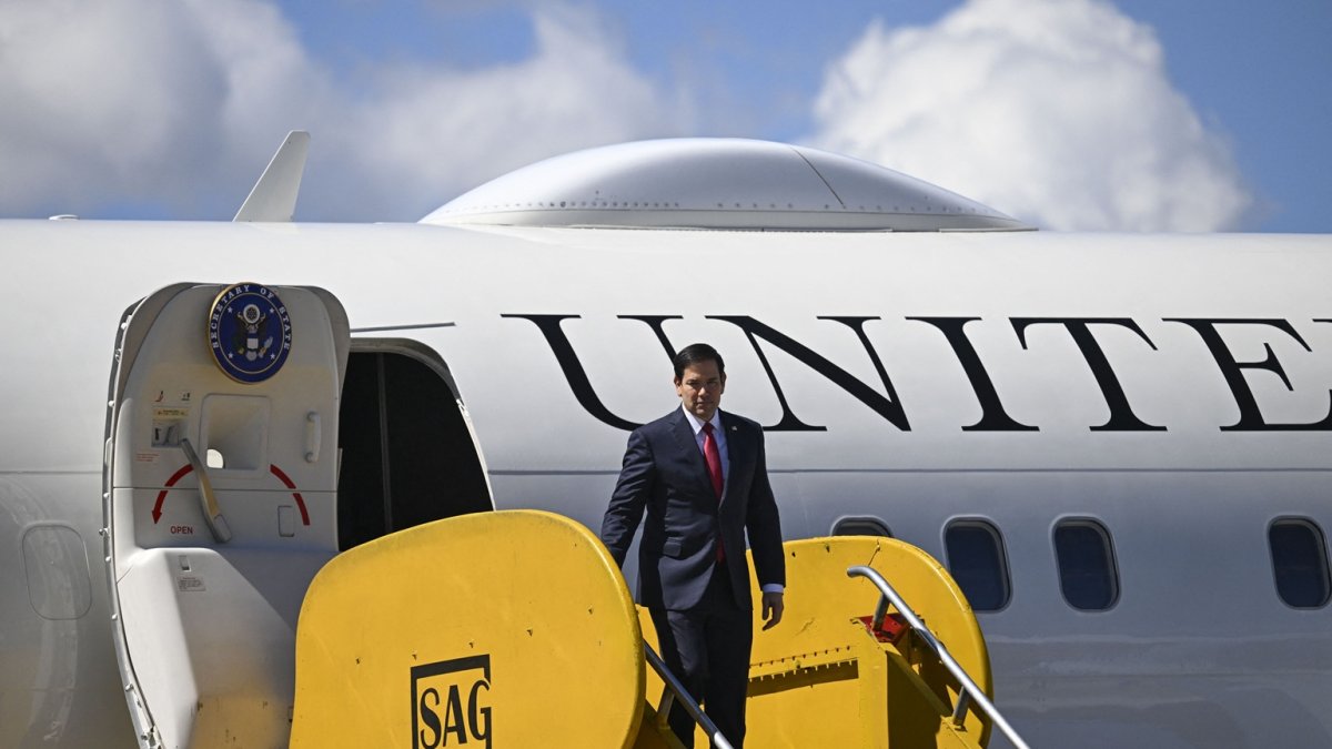 El secretario de Estado de EE.UU., Marco Rubio, desembarca en el Aeropuerto Internacional La Aurora en Ciudad de Guatemala, en su periplo político por Centroamérica.