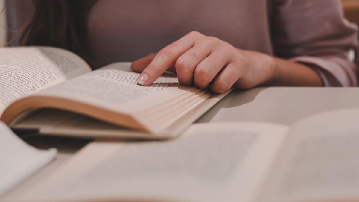 Libro. La obra de Cino está compuesta por trece relatos que presentan personajes inusuales.