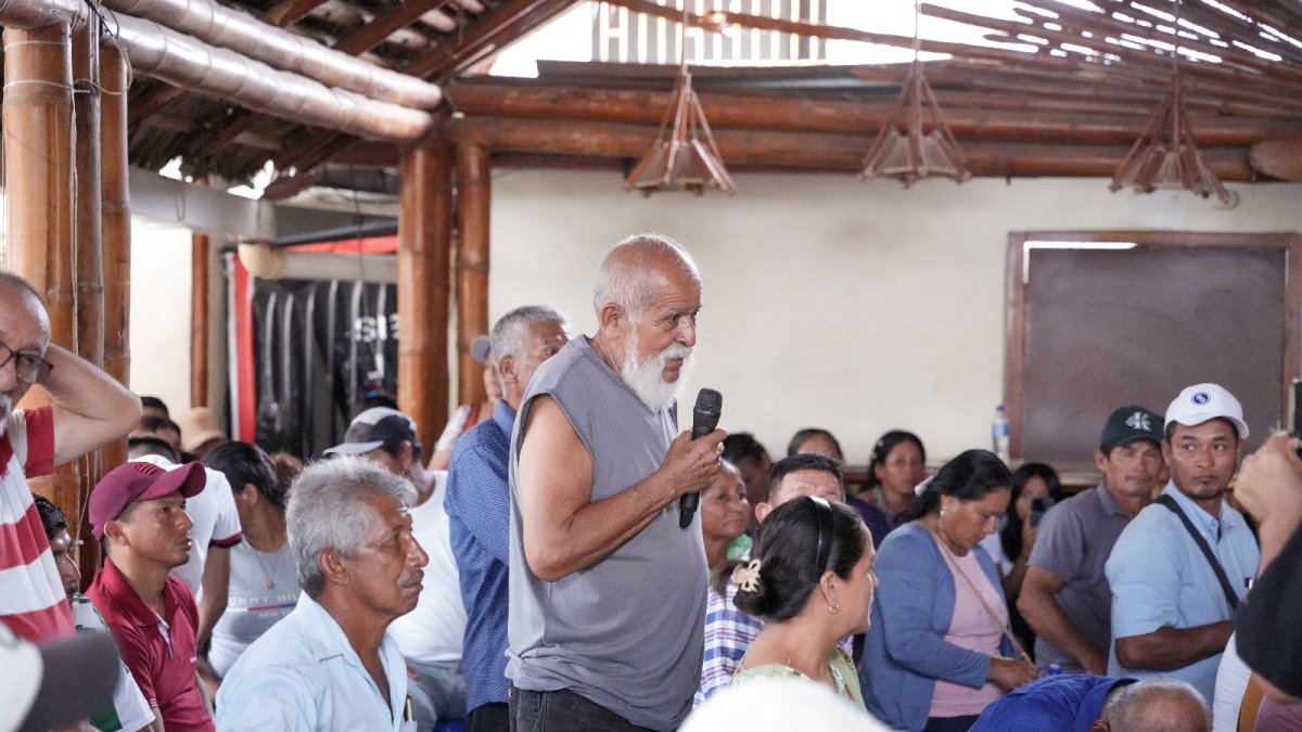 Reunión. Los agricultores en un diálogo con el representante de BanEcuador.