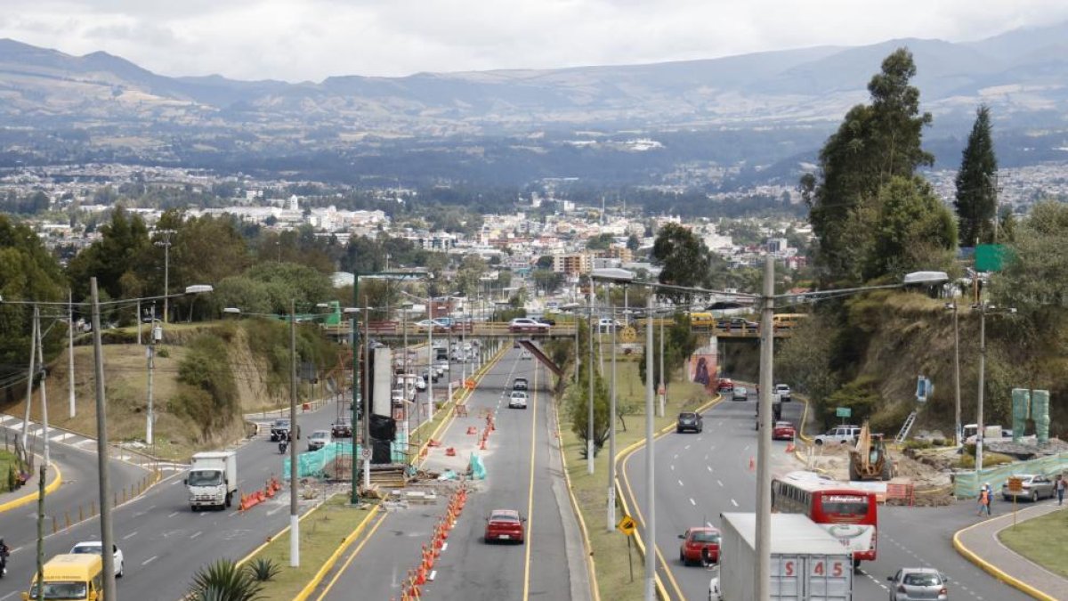La Prefectura de Pichincha confirma la consultoría para el nuevo cruce vehicular subterráneo entre los puentes 2 y 3 de la autopista General Rumiñahui.