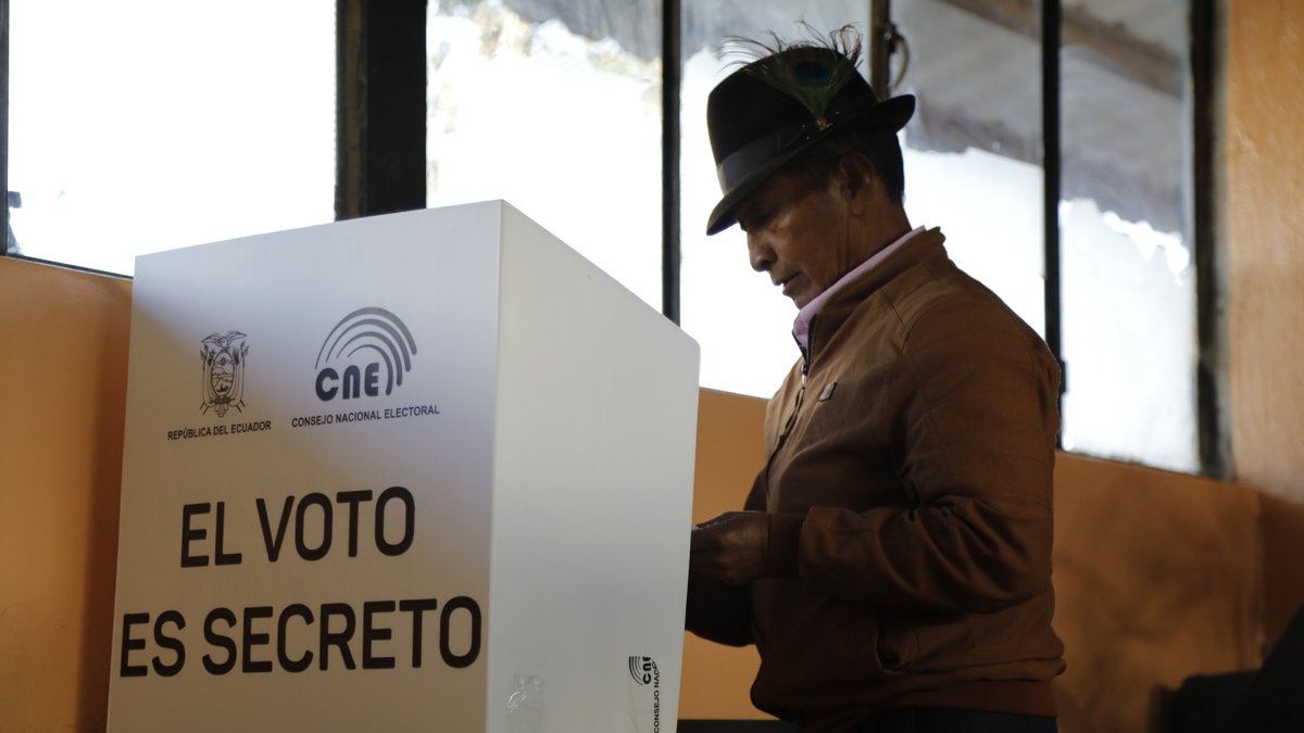 Fotografía de archivo de ciudadanos votando en Quito (Ecuador).