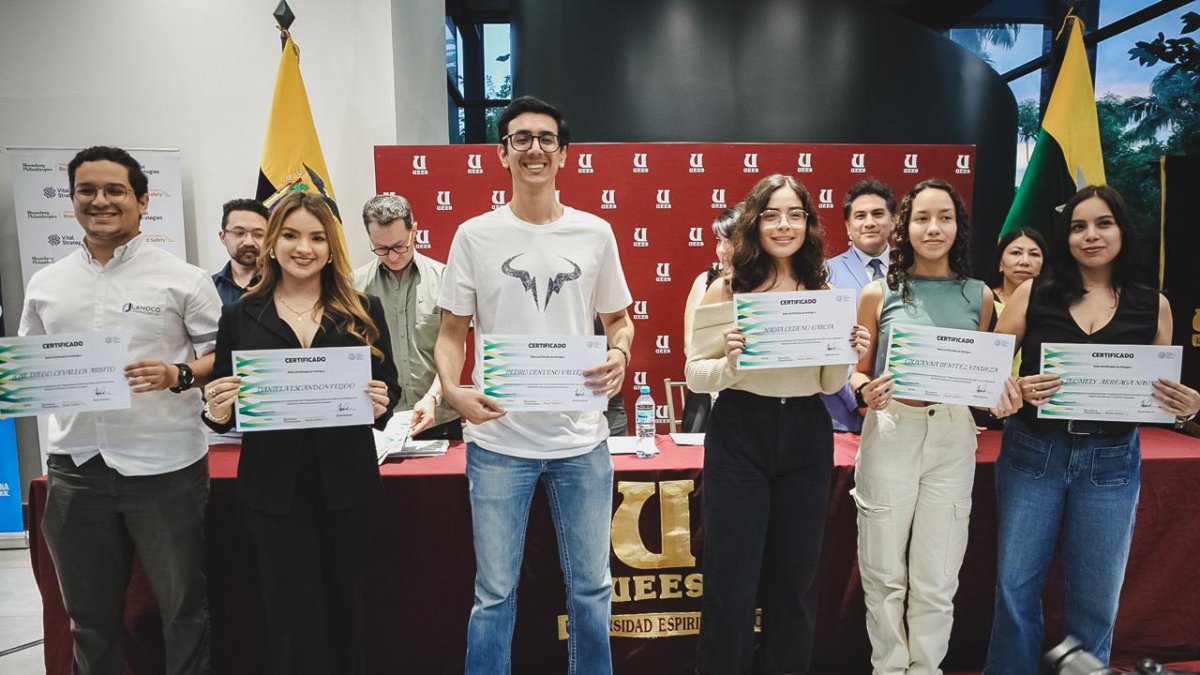Alumnos de la UEES reciben su reconocimiento.