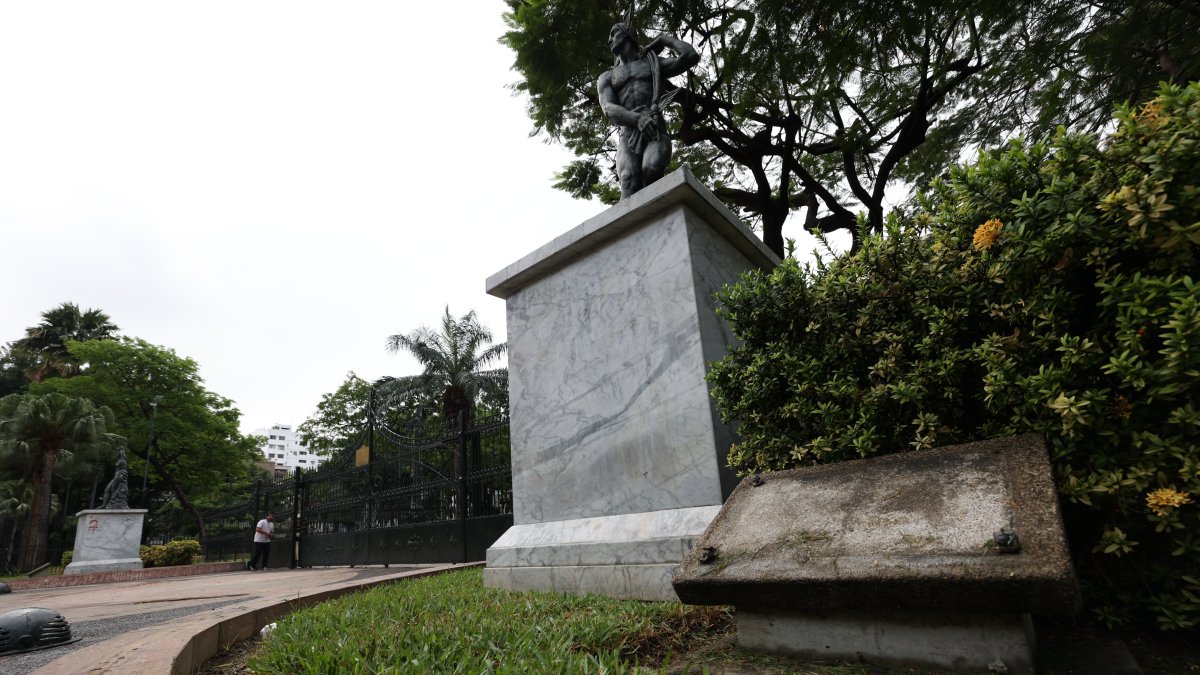 Vandalismo. Las placas de los monumentos han sido hurtadas.