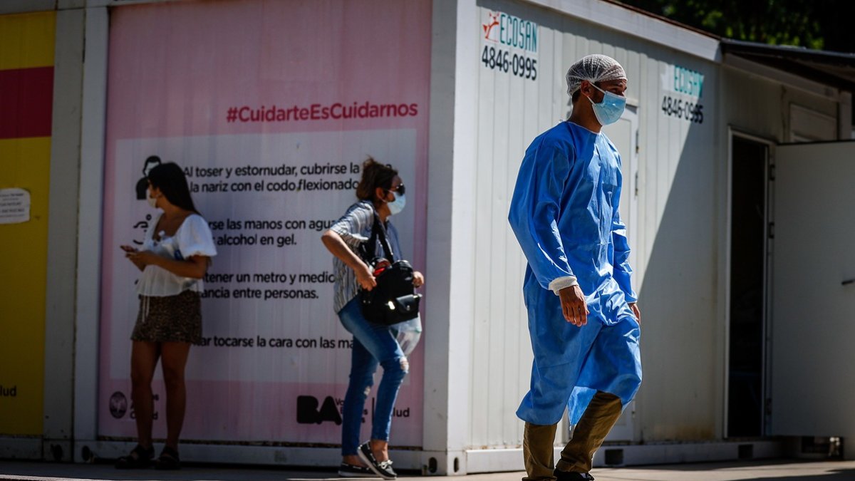 Buenos Aires. Personas esperan por una prueba de covid-19, en diciembre de 2021.
