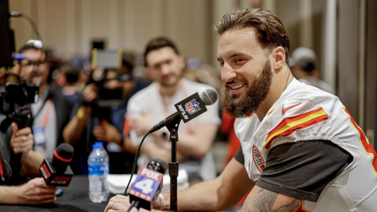 El ala cerrada de los Kansas Chiefs, Noah Gray, habla con los medios de comunicación en el hotel del equipo antes del Super Bowl LIX de la Liga Nacional de Fútbol en Nueva Orleans, Luisiana, EE. UU.