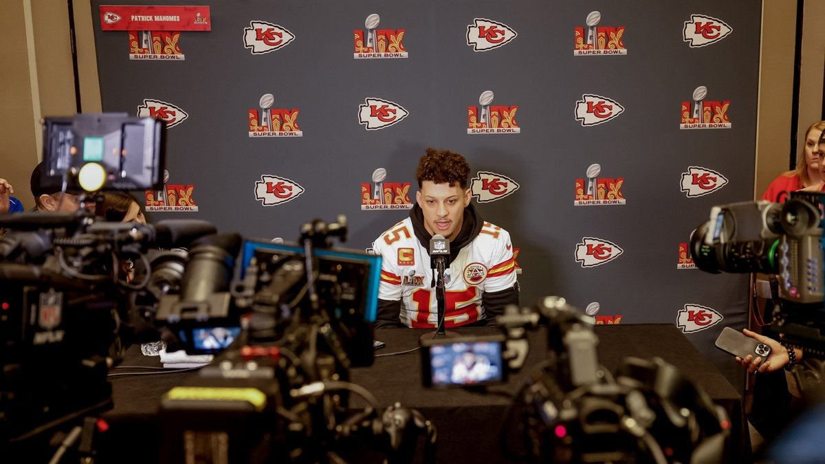 El mariscal de campo de los Kansas Chiefs, Patrick Mahomes, habla con los medios de comunicación en el hotel del equipo antes del Super Bowl LIX de la NFL.