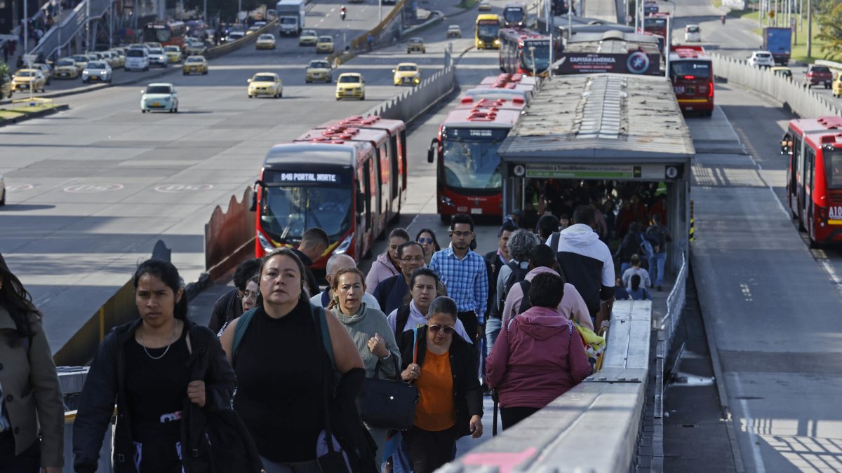 Personas salen de una estación de Transmilenio durante el 'día sin carro y sin moto' este jueves, en Bogotá (Colombia).