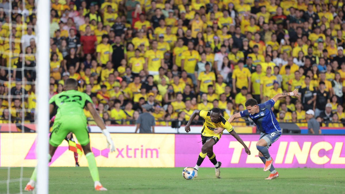 Janner Corozo (c), delantero del Barcelona SC, intenta rematar a puerta del Emelec, durante la Noche Amarilla del 1 de febrero.