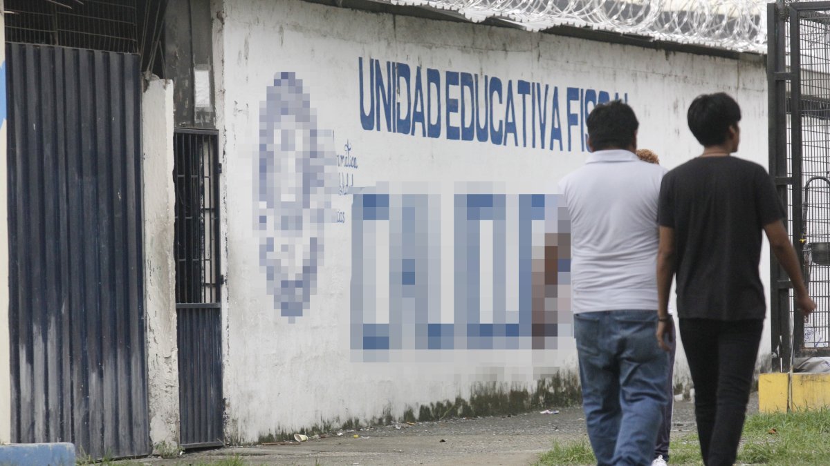 Caso. Plantel donde estudiaba el joven que tomó la trágica decisión, que generó preocupación entre los padres.