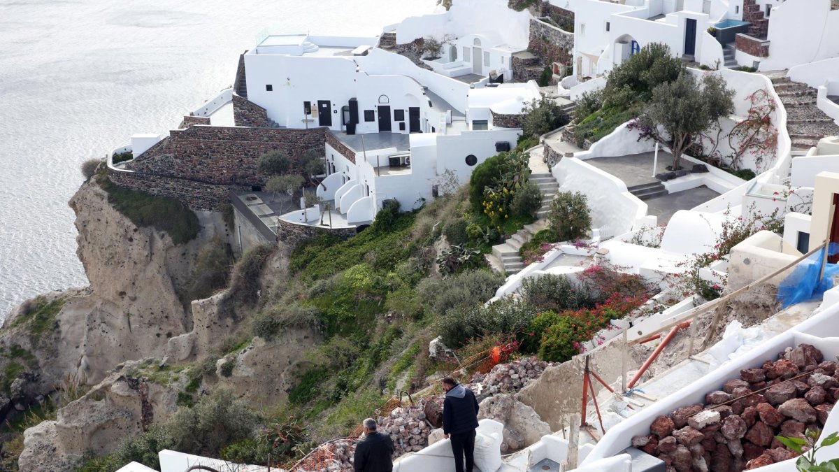 La gente examina su propiedad en el pueblo casi evacuado de Oia en la isla de Santorini, Grecia, el 5 de febrero de 2025.