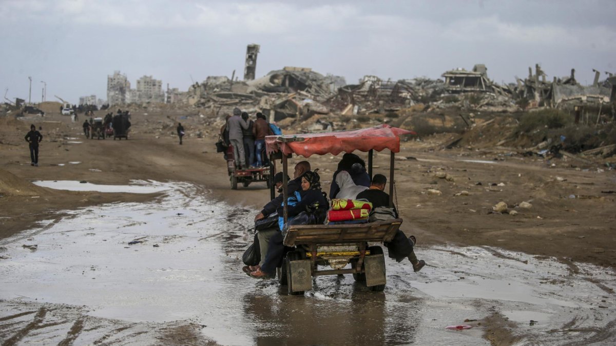 Palestinos viajan en la parte trasera de un rickshaw en la ciudad de Gaza en medio de un alto el fuego entre Israel y Hamás, Franja de Gaza, 6 de febrero de 2025.