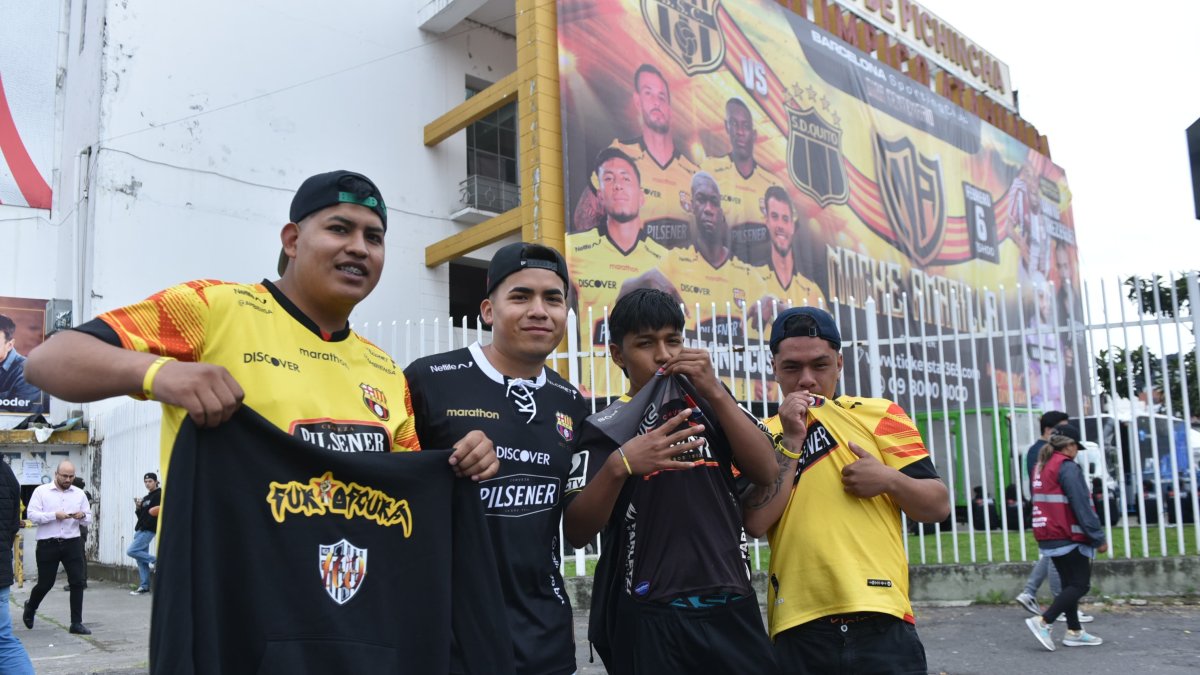 Los hinchas de Barcelona llegaron desde temprano al estadio Atahualpa, emocionados de poder vivir la Noche Amarilla y ver a los jugadores amarillos en acción.