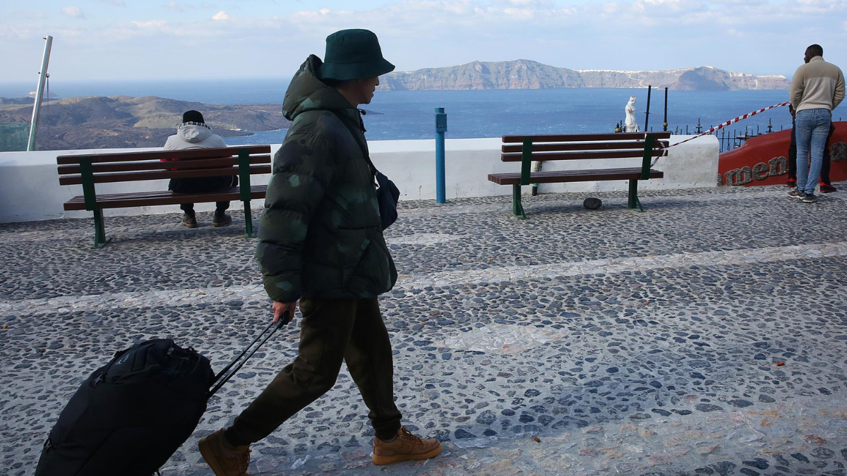Habitantes de la isla Santorini huyen.