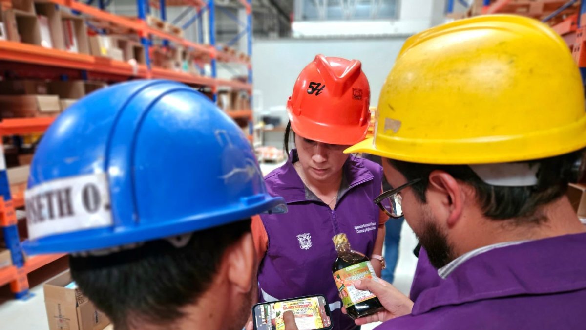 Instante en el que personal de Arcsa detectó el producto adulterado.