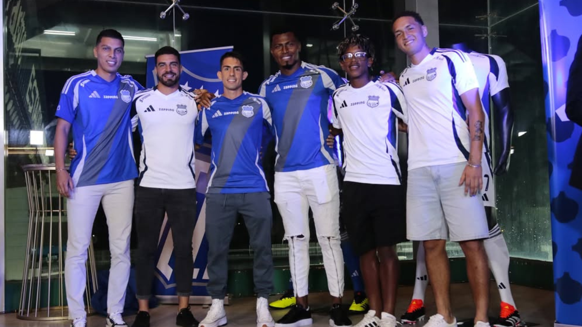 Los jugadores lucen las nuevas camisetas de Emelec.