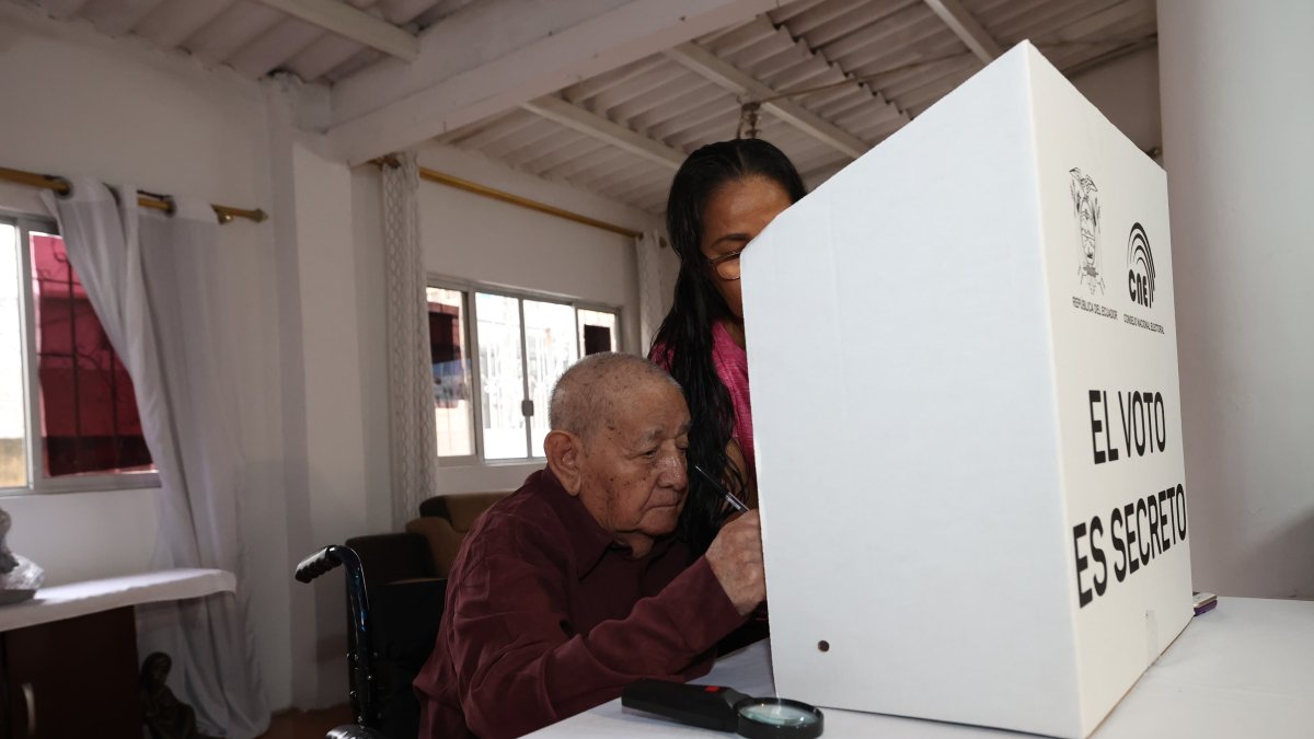 Luis Humberto Freire Pacheco, de 95 años, ejerció su derecho al voto.
