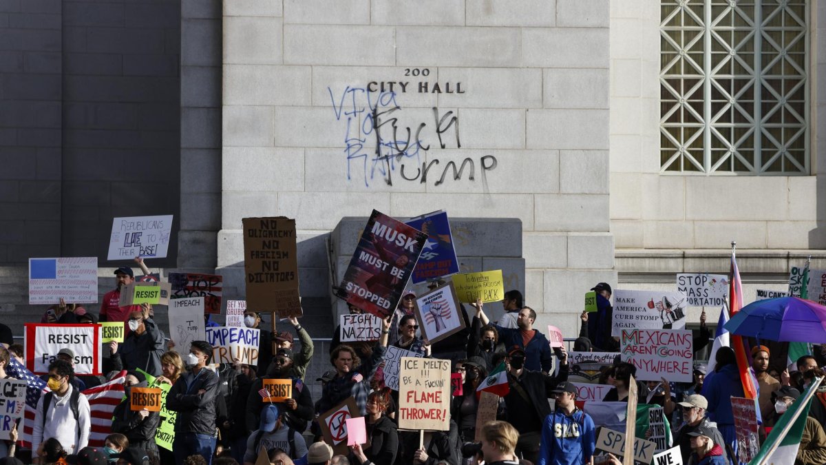La gente se reúne para protestar contra la administración Trump frente al Ayuntamiento de Los Ángeles, California, EE.UU., el 5 de febrero de 2025.