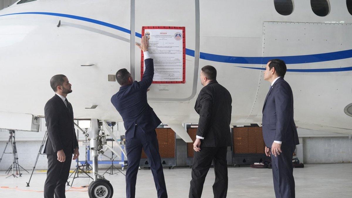 Un cartel de “incautado” se coloca en un avión del gobierno venezolano en el Aeropuerto Internacional La Isabela en Santo Domingo, el 6 de febrero de 2025.